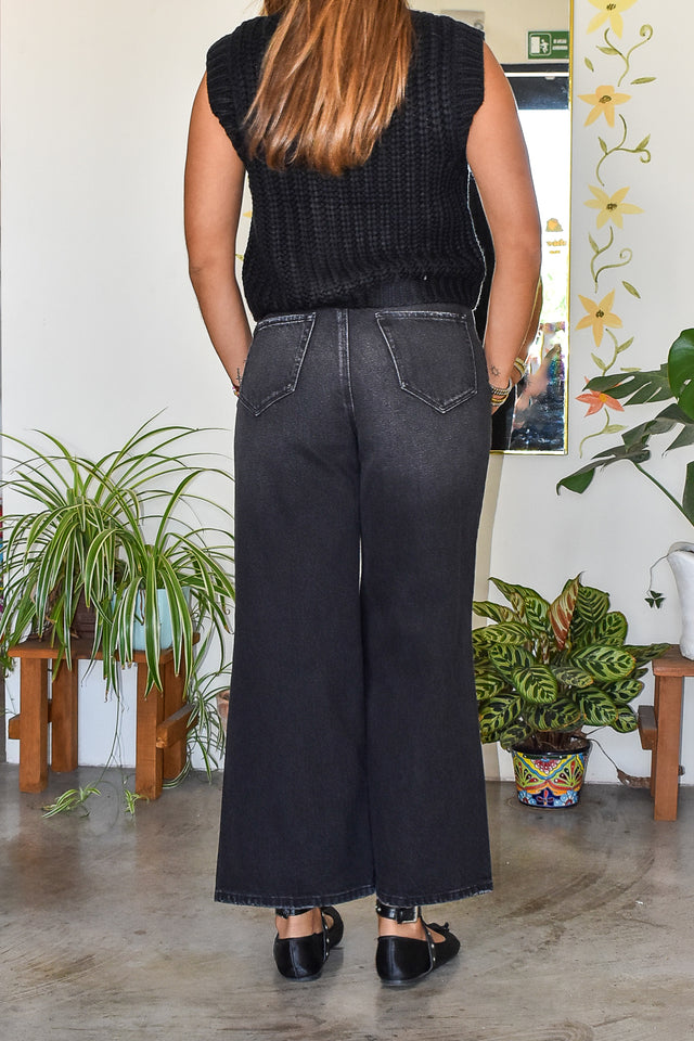 CHALECO TEJIDO CON BOTONES