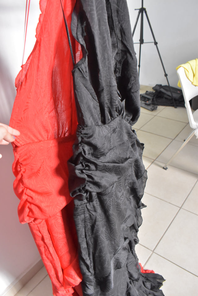 Vestido midi ajustado con tirantes, corte bajo y busto escotado