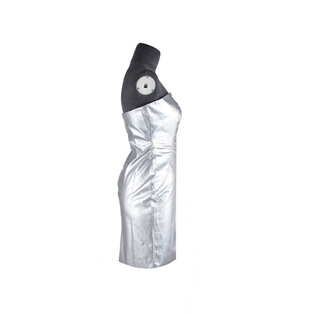 Vestido strapless metálico en corte tubo