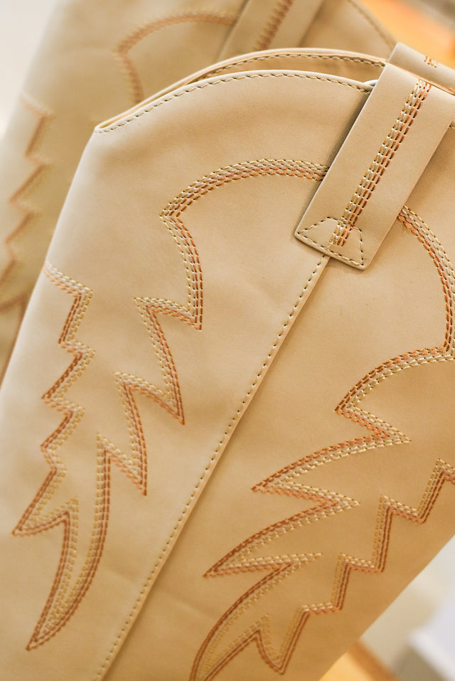 BOTA ALTA CON COSTURAS