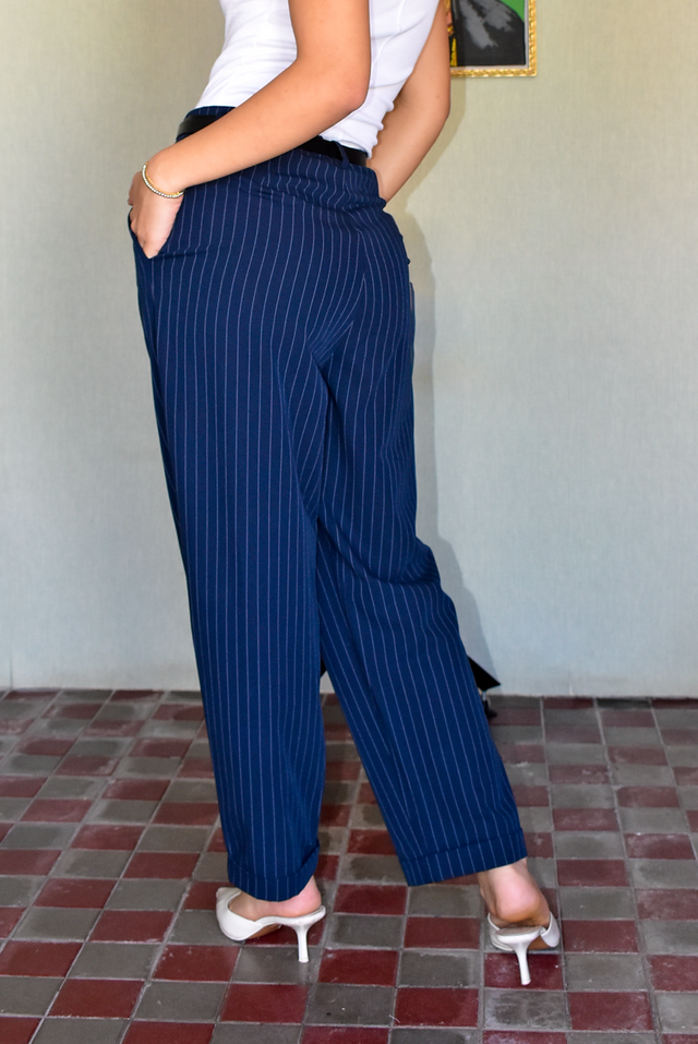 PANTALÓN A RAYAS CON CINTURÓN