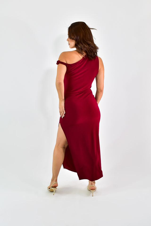 VESTIDO AJUSTADO CON ABERTURA