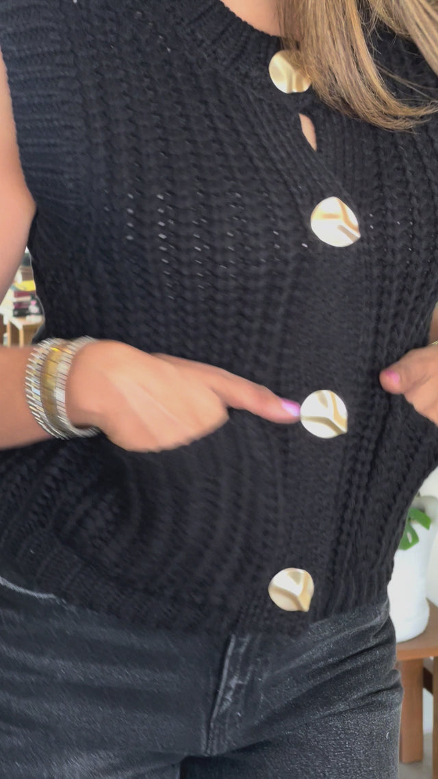 CHALECO TEJIDO CON BOTONES